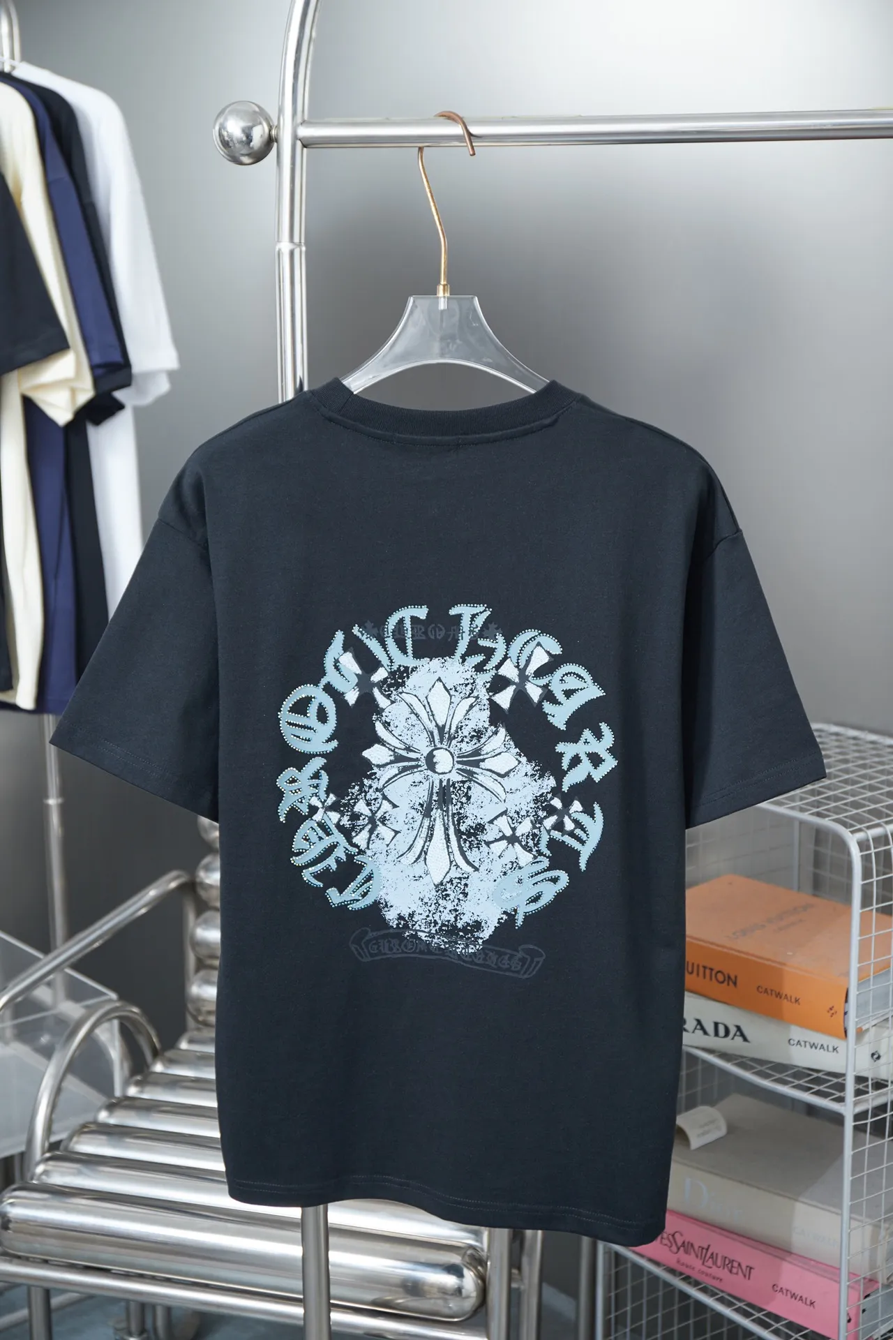 🅿️180 Ch*ome Hearte 25SS early spring new style Crow heart graffiti printed hot diamond short sleeves Light luxury essential item for daily commuting for men and women Correct version Welcome to compare Detailed features · 320g 100% pure cotton double yarn jersey fabric · Special thickened 32 pieces of double-strand 1X1 thread in the same vat custom dyeing · Digital direct printing ➕Imported Australian pearlescent diamonds · Double needle stitching and cross-stitching technology · Original main mark, washed tag, brand moisture-proof paper packaging Color: black/white Size: S/M/L/XL